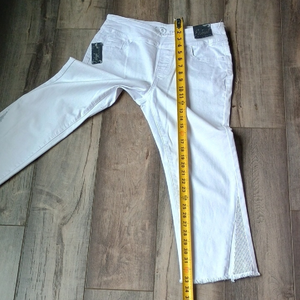 Stylish White Cropped Jeans for Women - Picture 6 of 12